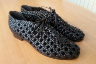 scarpe intrecciate a mano