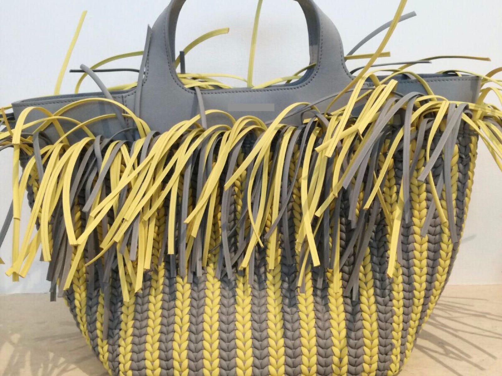 Hand-woven shopper with leather mignon.