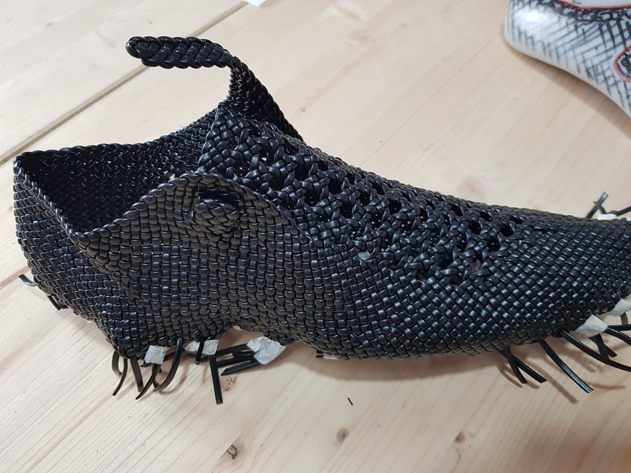 Tomaie chiuse intrecciate a mano direttamente su forma.