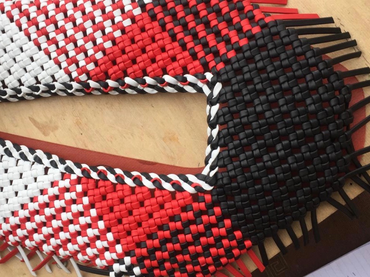 Tomaie intrecciate a mano con accessori.
