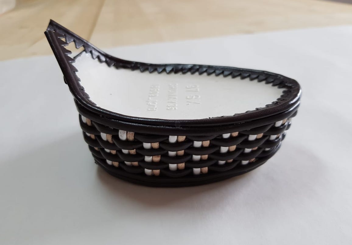 Tacchi e plateaux intrecciati a mano